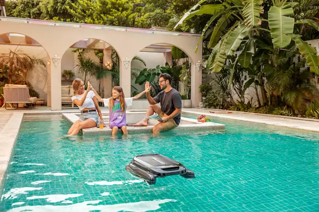 Cómo mantener tu piscina impecable con los mejores equipos