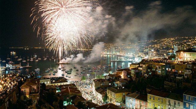 Año Nuevo en Valparaíso con fuegos artificiales sobre la bahía y los cerros iluminados a la medianoche