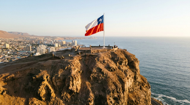 Morro de Arica con la bandera chilena en su cima, lugar del hecho histórico que motivó el feriado del 7 de junio en Arica