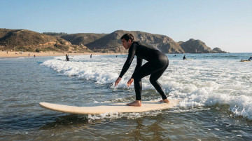 Cómo empezar a practicar surf en Chile: mejores playas para principiantes, escuelas y equipo necesario