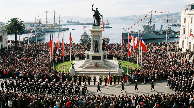 Monumento a los Héroes de Iquique en la Plaza Sotomayor de Valparaíso durante el desfile del 21 de mayo en Chile