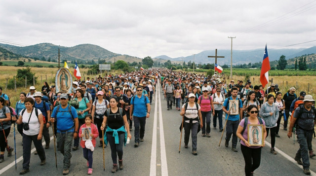 Peregrinos caminando hacia el Santuario de Lo Vásquez en el Día de la Inmaculada Concepción