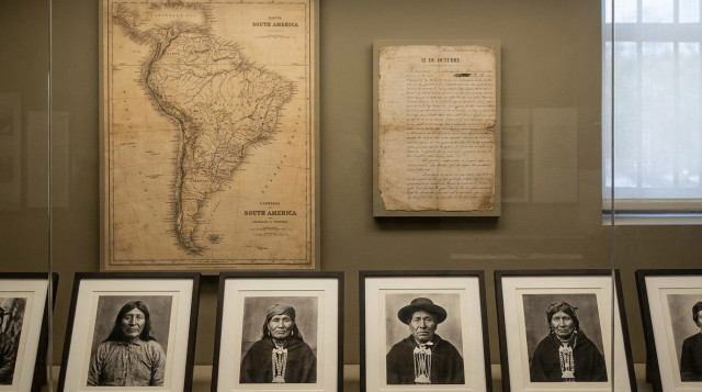 collage fotográfico que muestre un mapa antiguo de América, un gráfico con la fecha 12 de octubre y retratos de comunidades indígenas chilenas, con tonalidades sobrias y texto supe