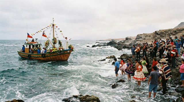 costa de la región de Atacama con una embarcación tradicional y feligreses en la orilla participando en la bendición de la mar durante la celebración de San Pedro y San Pablo